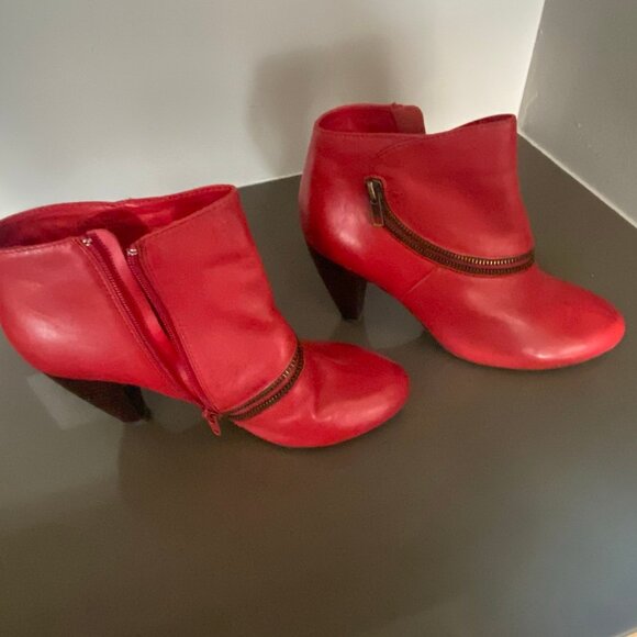 Red heeled ankle boots with side zipper - Picture 1 of 3